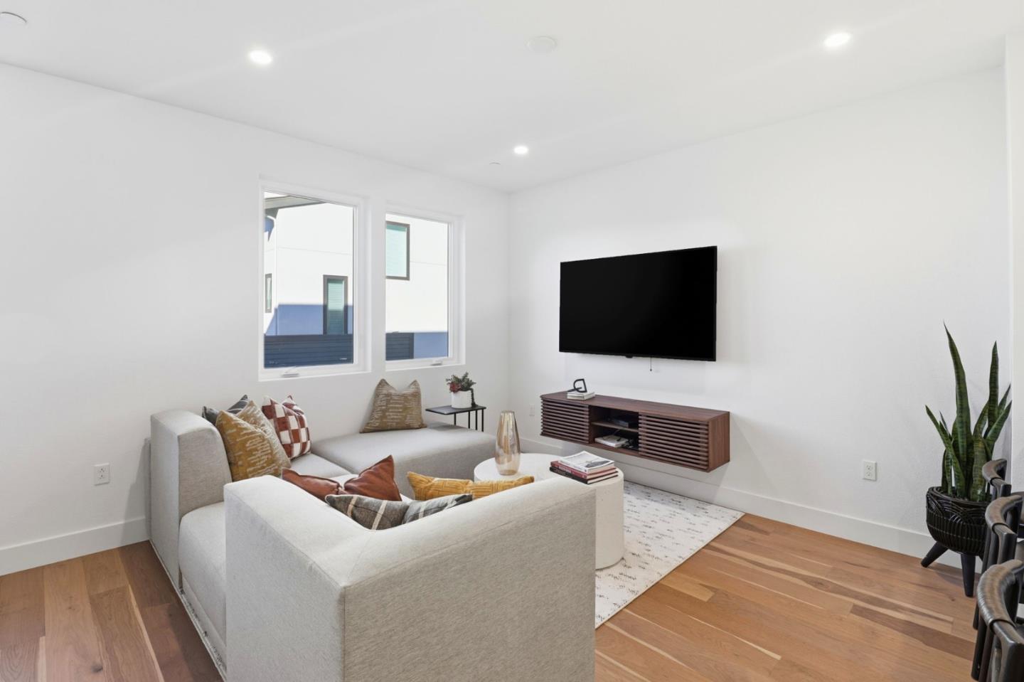 Detail Gallery Image 5 of 25 For 1129 Esther Ct, Palo Alto,  CA 94303 - 3 Beds | 3 Baths