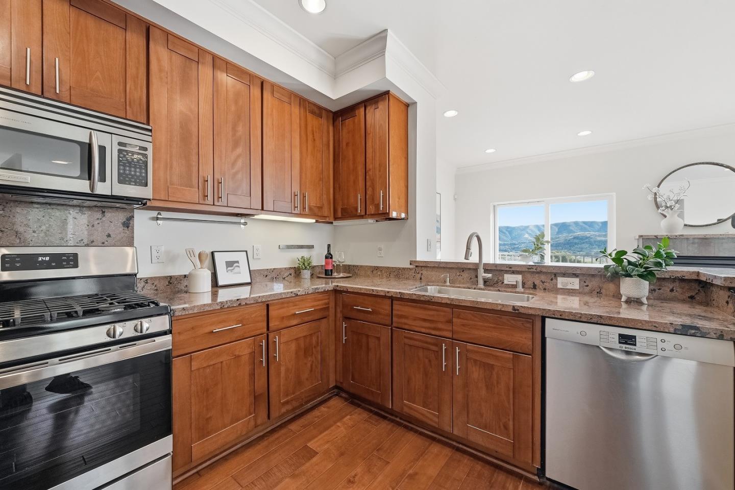 Detail Gallery Image 12 of 33 For 188 Mary Teresa St, San Francisco,  CA 94134 - 2 Beds | 2/1 Baths