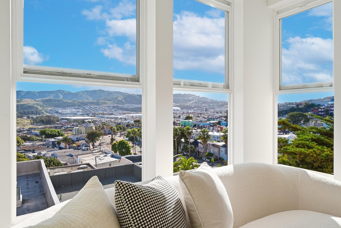 Detail Gallery Image 3 of 33 For 188 Mary Teresa St, San Francisco,  CA 94134 - 2 Beds | 2/1 Baths