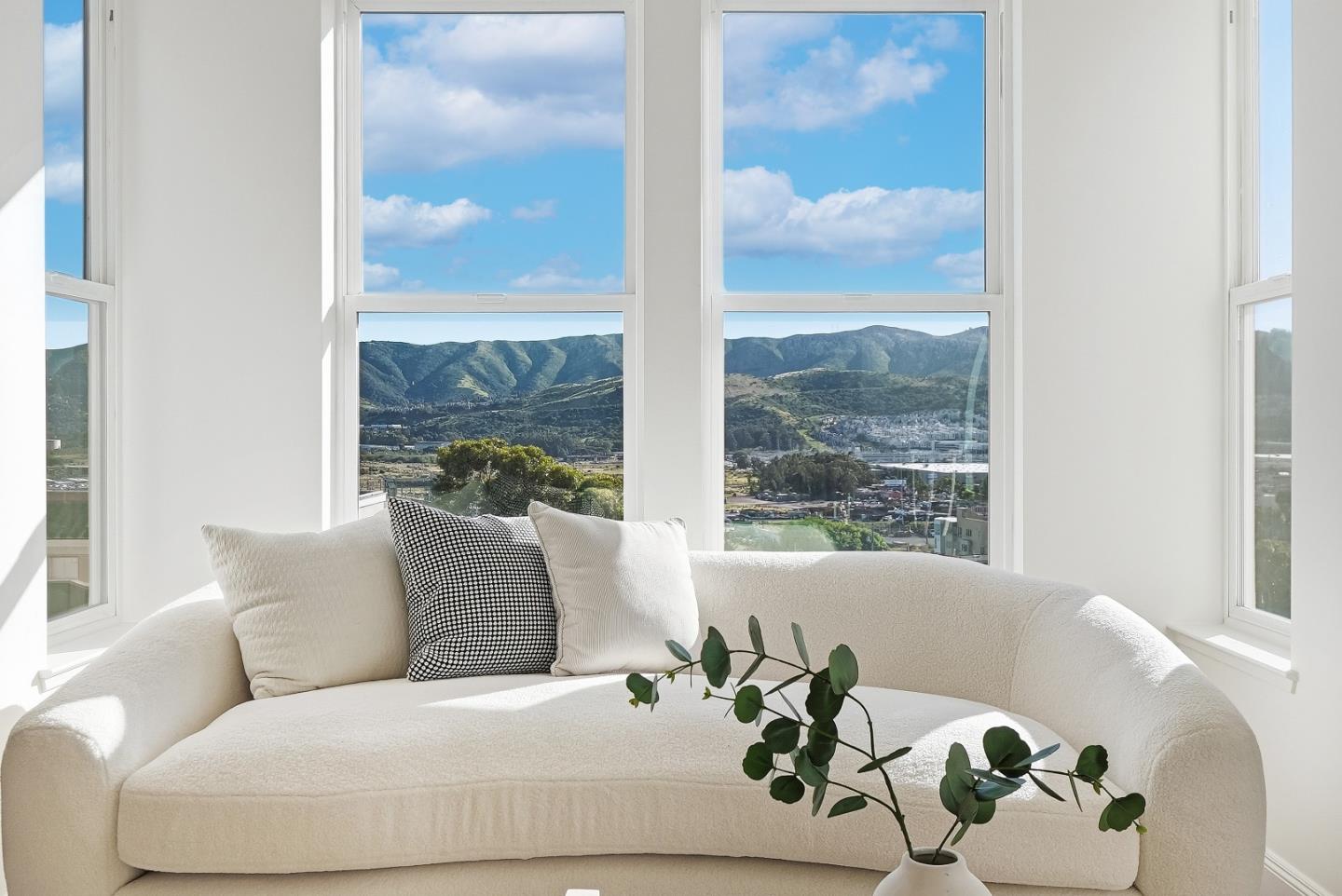 Detail Gallery Image 4 of 33 For 188 Mary Teresa St, San Francisco,  CA 94134 - 2 Beds | 2/1 Baths