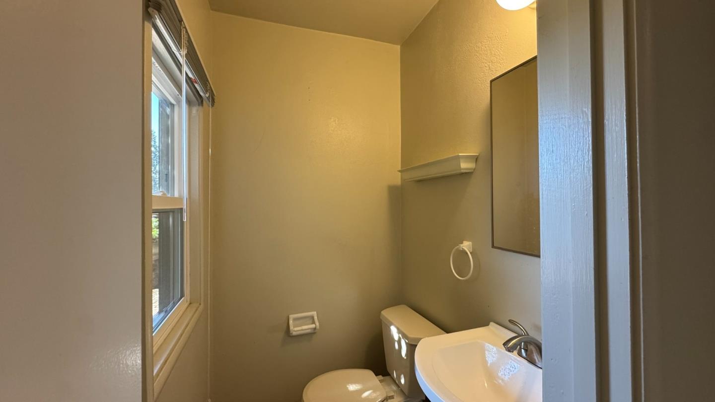 Detail Gallery Image 10 of 17 For 1217 Awalt Unit a,  Mountain View,  CA 94040 - 2 Beds | 2/1 Baths