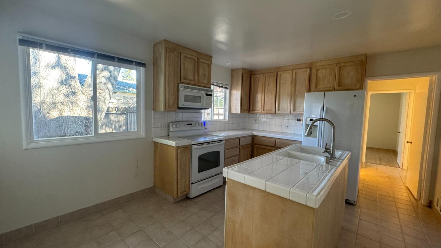 Detail Gallery Image 2 of 17 For 1217 Awalt Unit a,  Mountain View,  CA 94040 - 2 Beds | 2/1 Baths