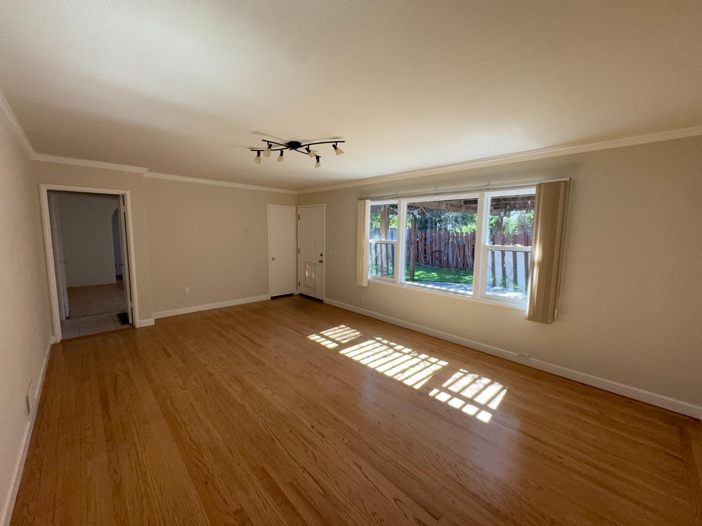 Detail Gallery Image 3 of 17 For 1217 Awalt Unit a,  Mountain View,  CA 94040 - 2 Beds | 2/1 Baths