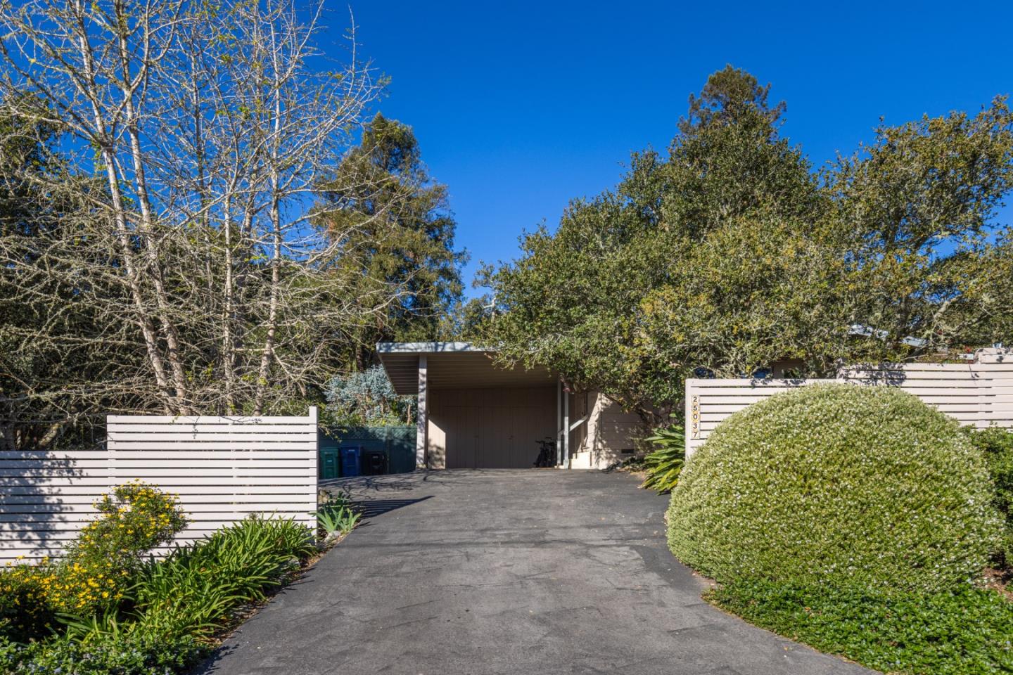 Detail Gallery Image 4 of 33 For 25037 Valley Pl, Carmel,  CA 93923 - 3 Beds | 2 Baths