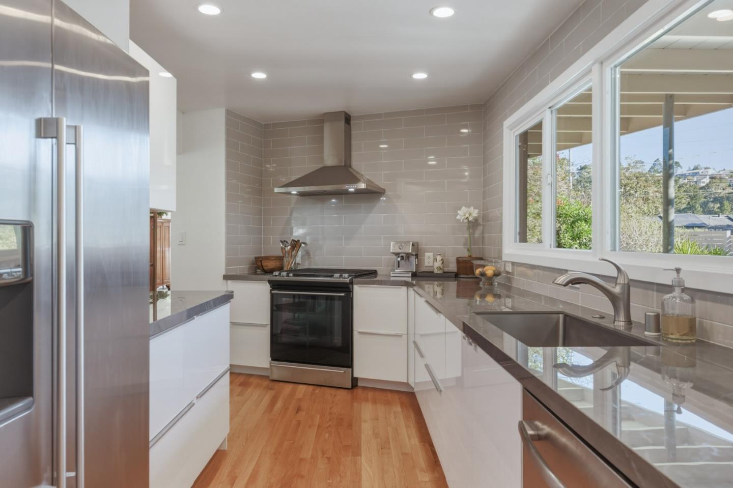 Detail Gallery Image 6 of 33 For 25037 Valley Pl, Carmel,  CA 93923 - 3 Beds | 2 Baths