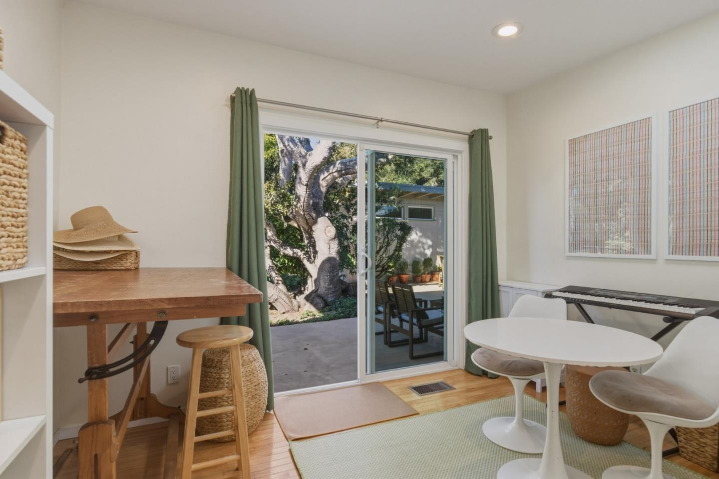 Detail Gallery Image 8 of 33 For 25037 Valley Pl, Carmel,  CA 93923 - 3 Beds | 2 Baths