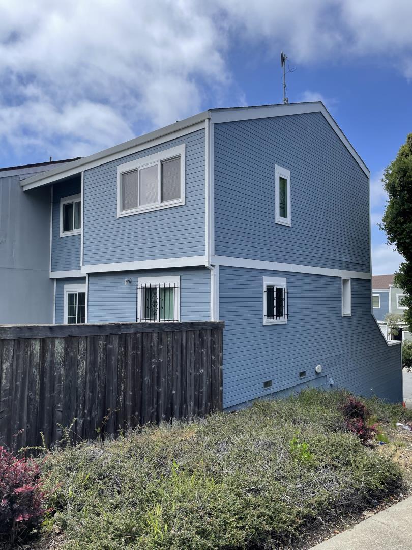 Detail Gallery Image 4 of 8 For 14 Youngs Ct, San Francisco,  CA 94124 - 3 Beds | 2 Baths