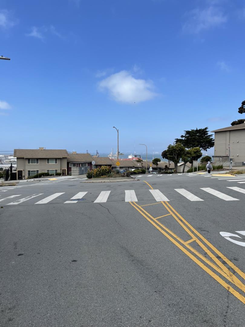 Detail Gallery Image 6 of 8 For 14 Youngs Ct, San Francisco,  CA 94124 - 3 Beds | 2 Baths