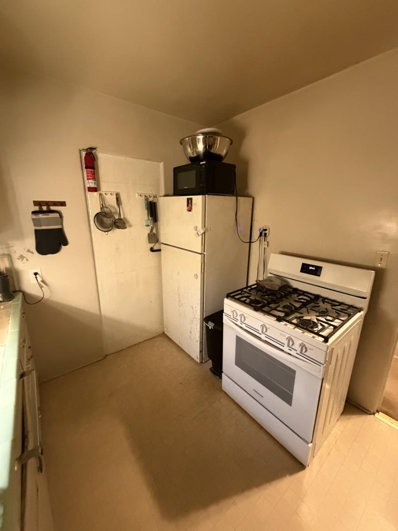 Detail Gallery Image 8 of 10 For 234 High St, Santa Cruz,  CA 95060 - – Beds | – Baths