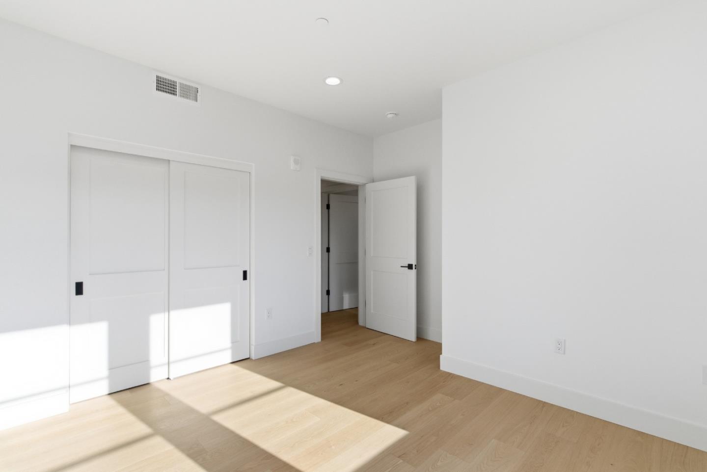 Detail Gallery Image 25 of 38 For 560 El Camino Real #206,  San Carlos,  CA 94070 - 2 Beds | 2 Baths