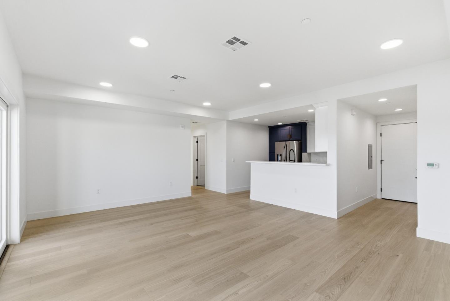 Detail Gallery Image 3 of 38 For 560 El Camino Real #206,  San Carlos,  CA 94070 - 2 Beds | 2 Baths