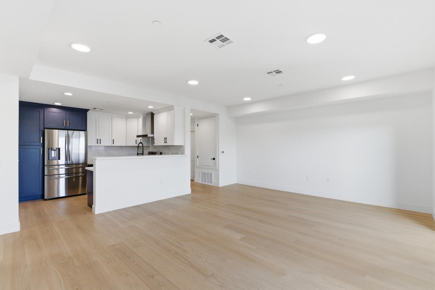 Detail Gallery Image 4 of 38 For 560 El Camino Real #206,  San Carlos,  CA 94070 - 2 Beds | 2 Baths