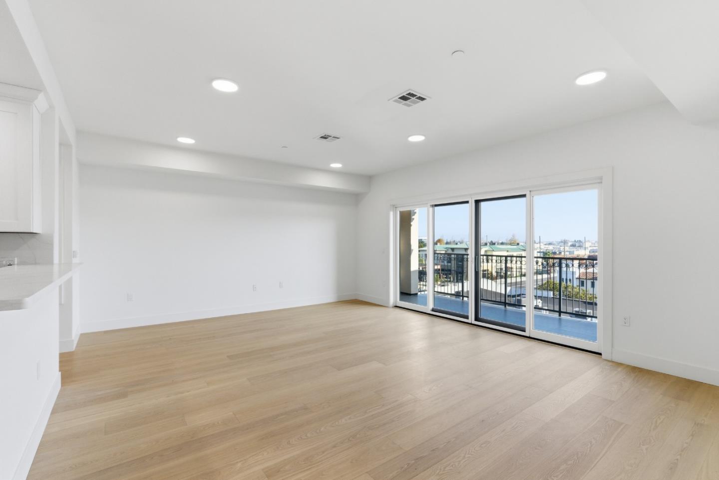 Detail Gallery Image 5 of 38 For 560 El Camino Real #206,  San Carlos,  CA 94070 - 2 Beds | 2 Baths