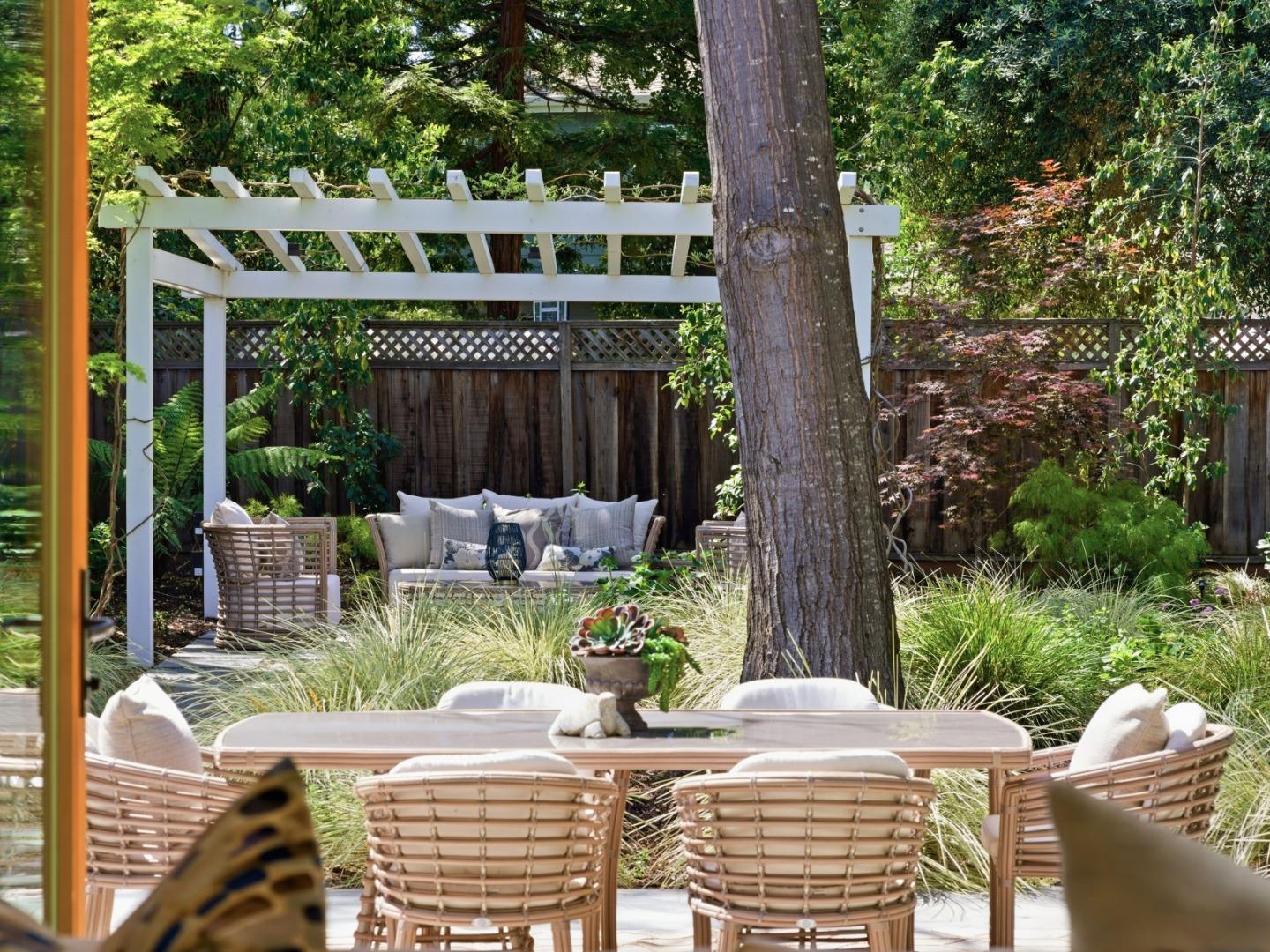 Detail Gallery Image 21 of 55 For 345 Vine St, Menlo Park,  CA 94025 - 5 Beds | 4/1 Baths