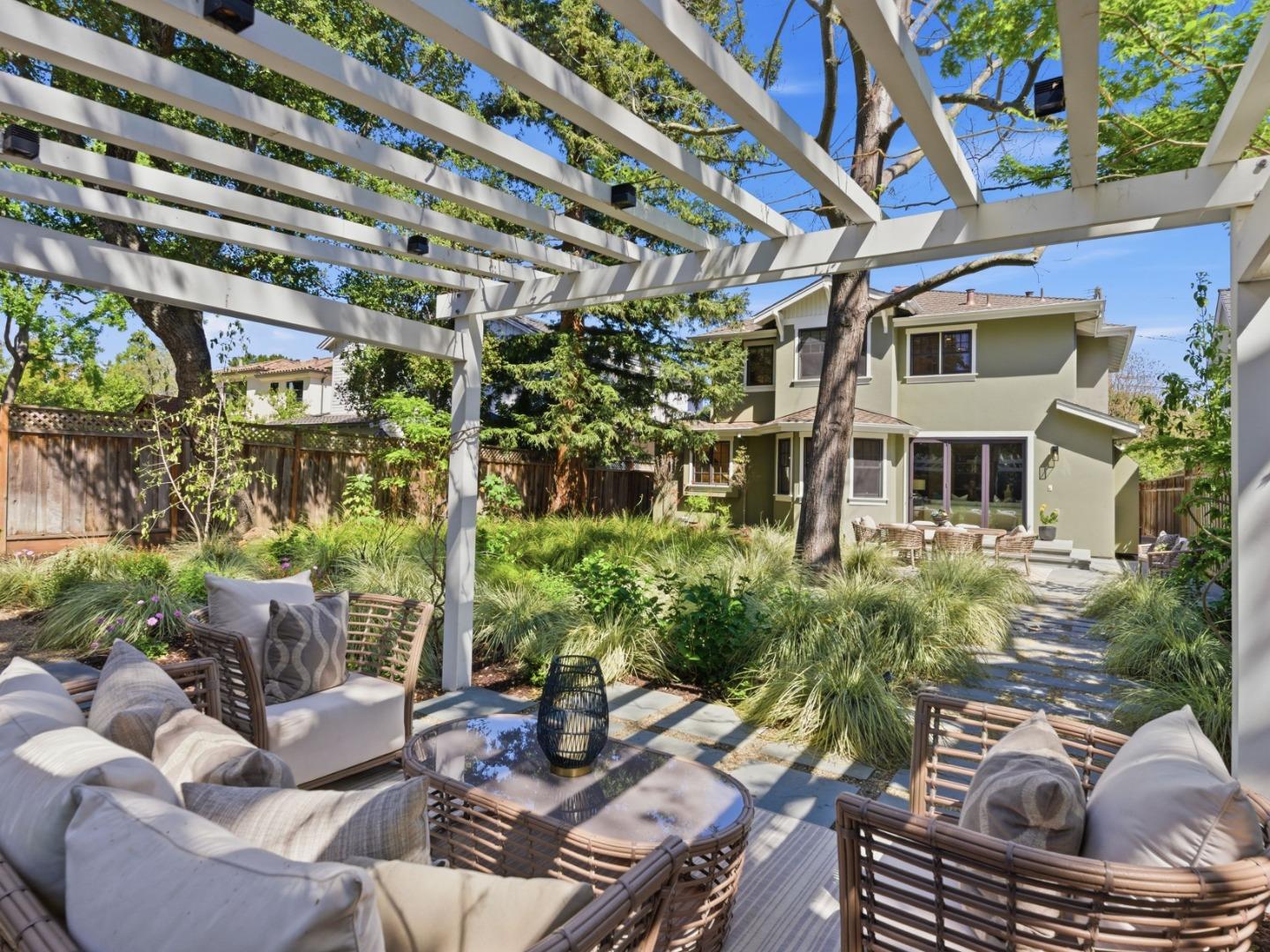 Detail Gallery Image 42 of 55 For 345 Vine St, Menlo Park,  CA 94025 - 5 Beds | 4/1 Baths