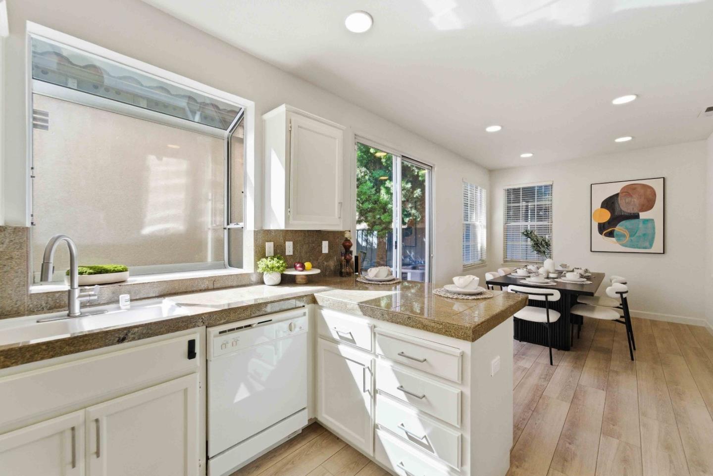 Detail Gallery Image 10 of 29 For 425 S Monroe St, San Jose,  CA 95128 - 3 Beds | 2/1 Baths