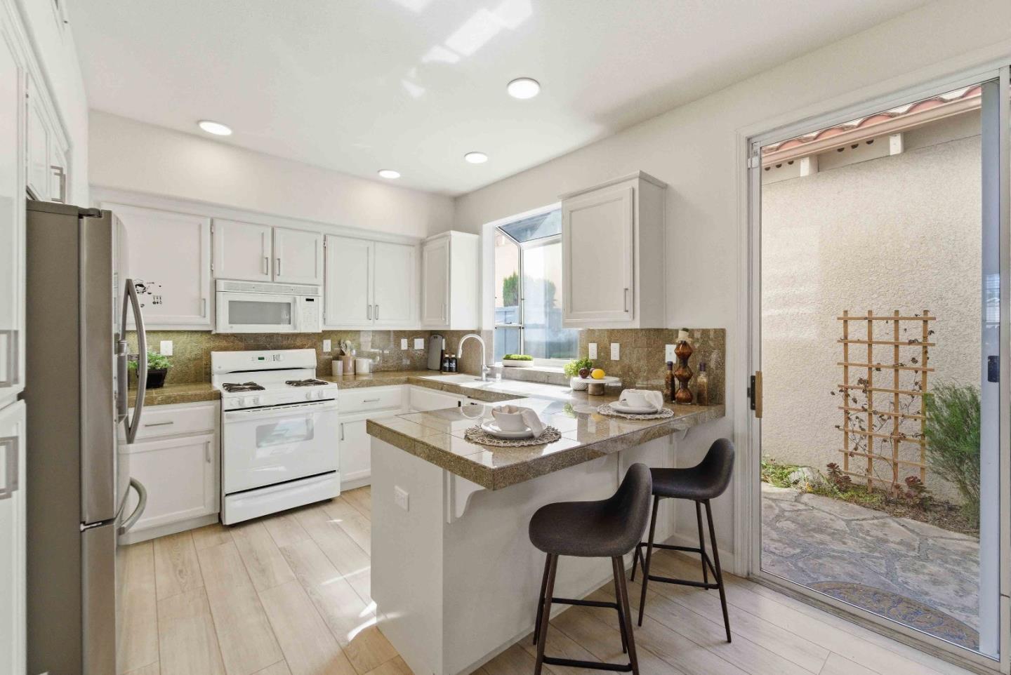 Detail Gallery Image 9 of 29 For 425 S Monroe St, San Jose,  CA 95128 - 3 Beds | 2/1 Baths