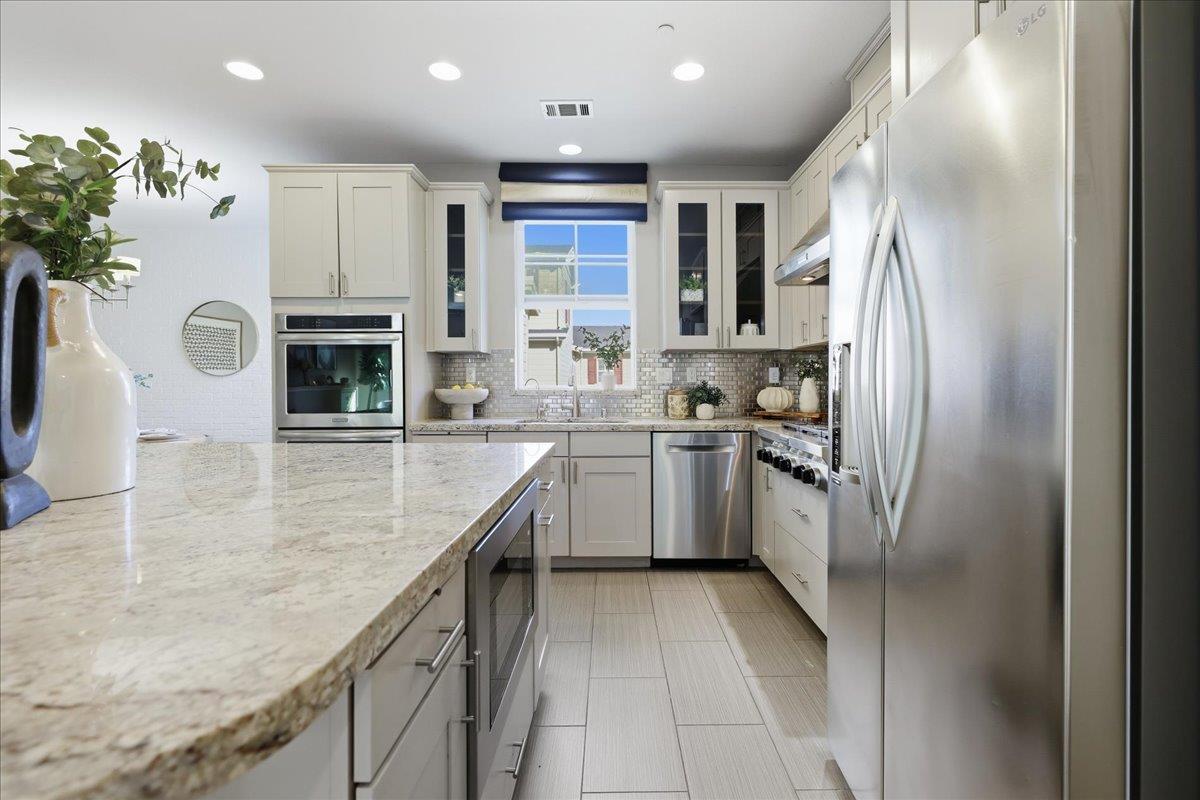 Detail Gallery Image 10 of 47 For 631 True Wind Way #203,  Redwood City,  CA 94063 - 2 Beds | 2/1 Baths