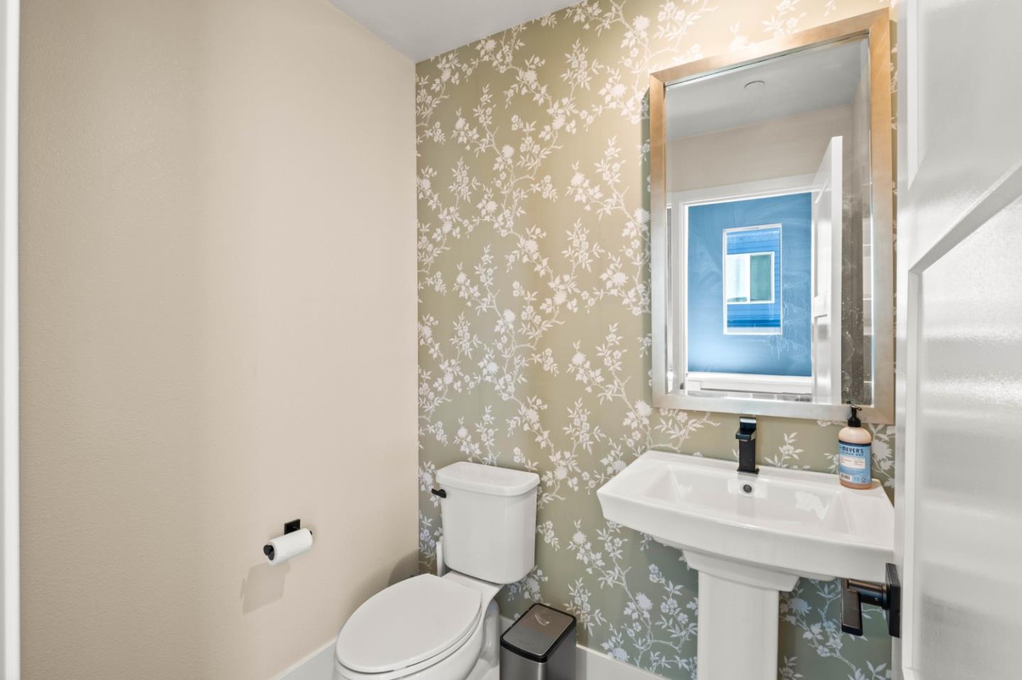 Detail Gallery Image 13 of 28 For 9873 Macarthur Blvd #F,  Oakland,  CA 94605 - 4 Beds | 3 Baths