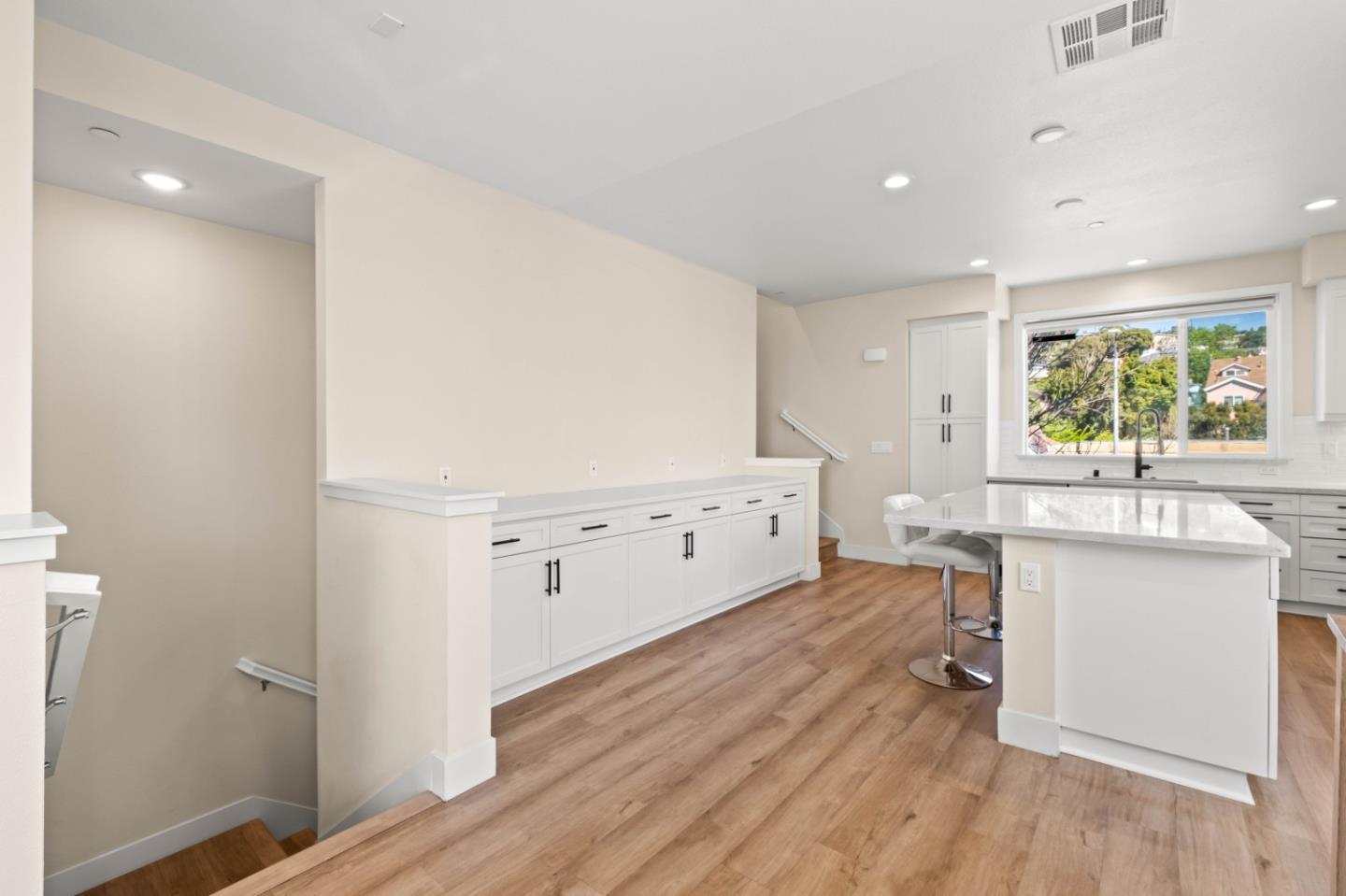 Detail Gallery Image 15 of 28 For 9873 Macarthur Blvd #F,  Oakland,  CA 94605 - 4 Beds | 3 Baths