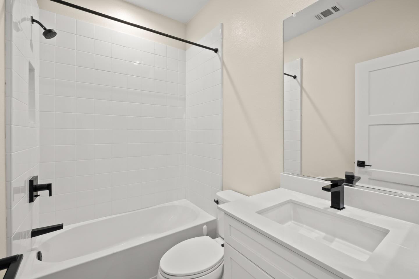 Detail Gallery Image 16 of 28 For 9873 Macarthur Blvd #F,  Oakland,  CA 94605 - 4 Beds | 3 Baths