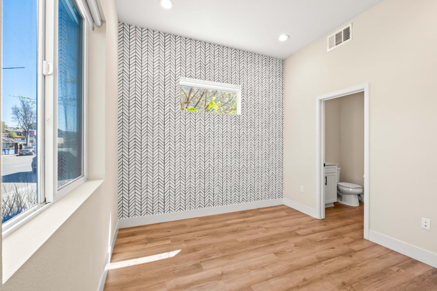 Detail Gallery Image 5 of 28 For 9873 Macarthur Blvd #F,  Oakland,  CA 94605 - 4 Beds | 3 Baths