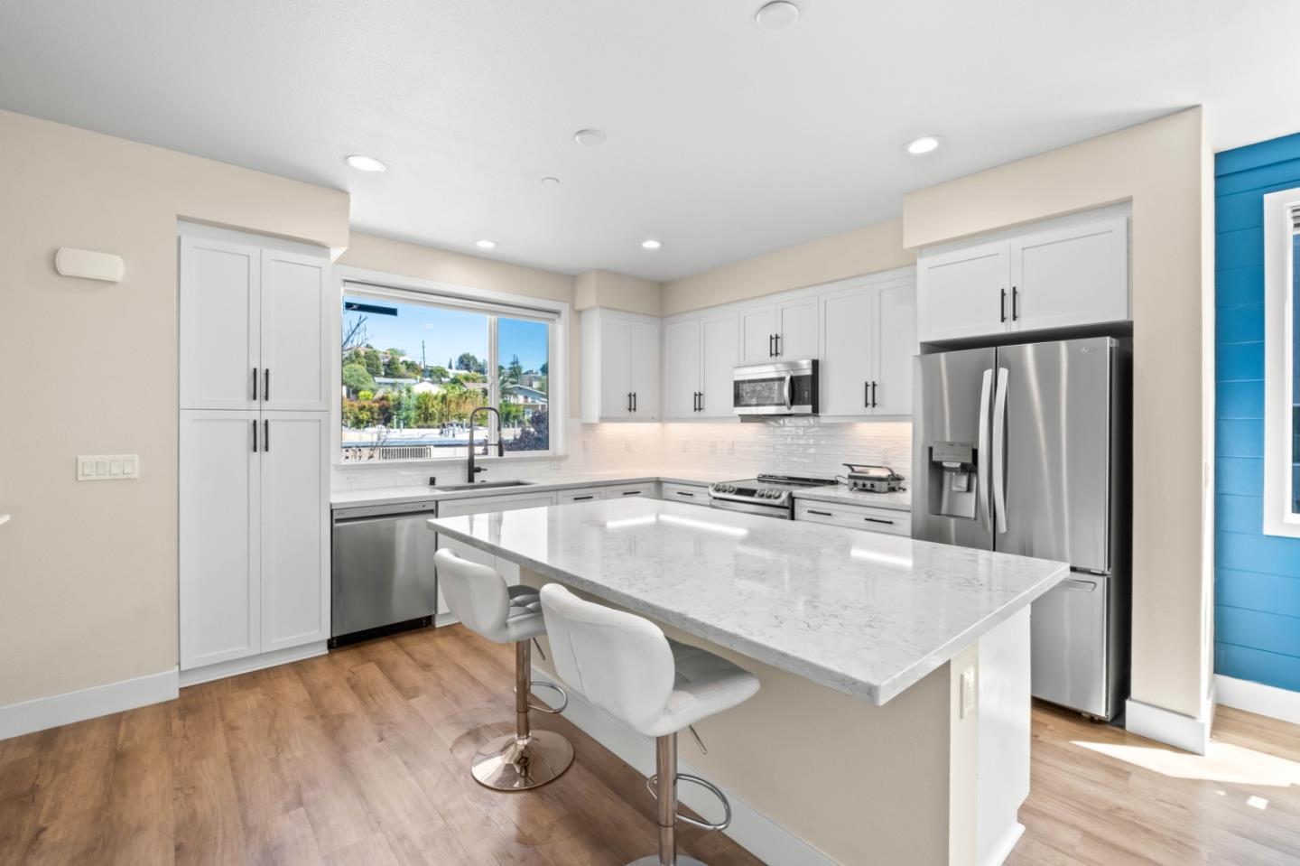 Detail Gallery Image 7 of 28 For 9873 Macarthur Blvd #F,  Oakland,  CA 94605 - 4 Beds | 3 Baths