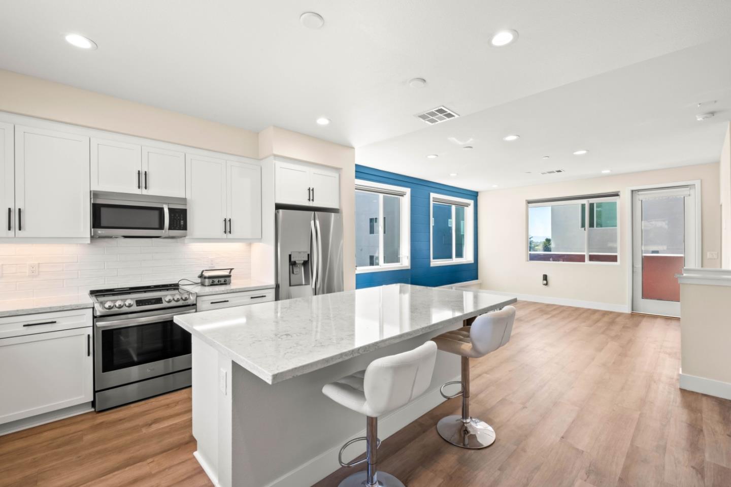 Detail Gallery Image 8 of 28 For 9873 Macarthur Blvd #F,  Oakland,  CA 94605 - 4 Beds | 3 Baths