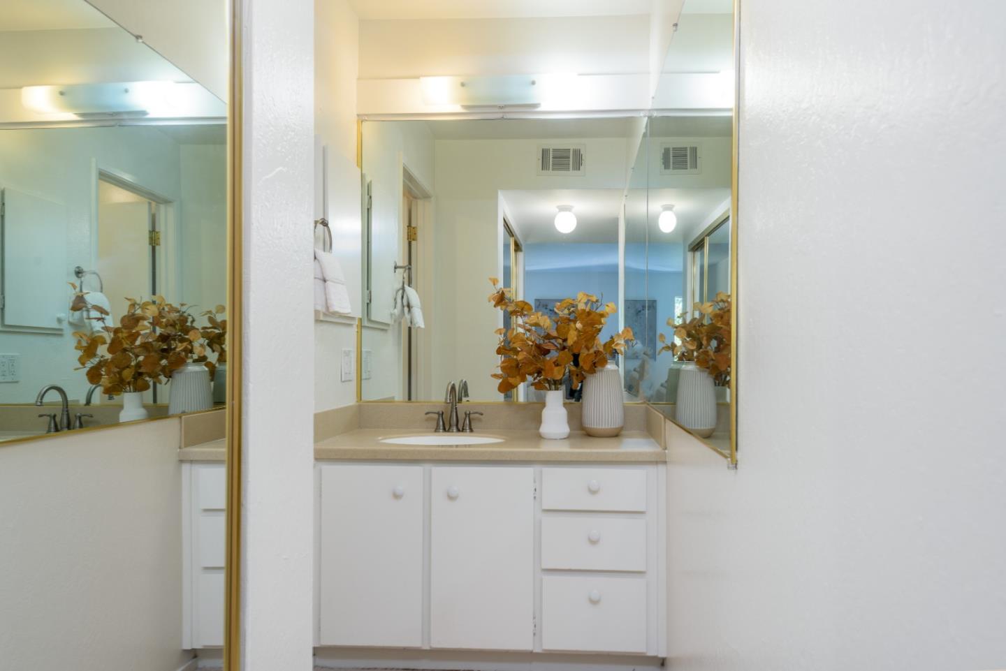 Detail Gallery Image 11 of 20 For 675 Sharon Park Dr #311,  Menlo Park,  CA 94025 - 2 Beds | 2 Baths