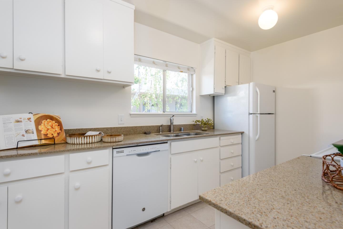 Detail Gallery Image 6 of 20 For 675 Sharon Park Dr #311,  Menlo Park,  CA 94025 - 2 Beds | 2 Baths