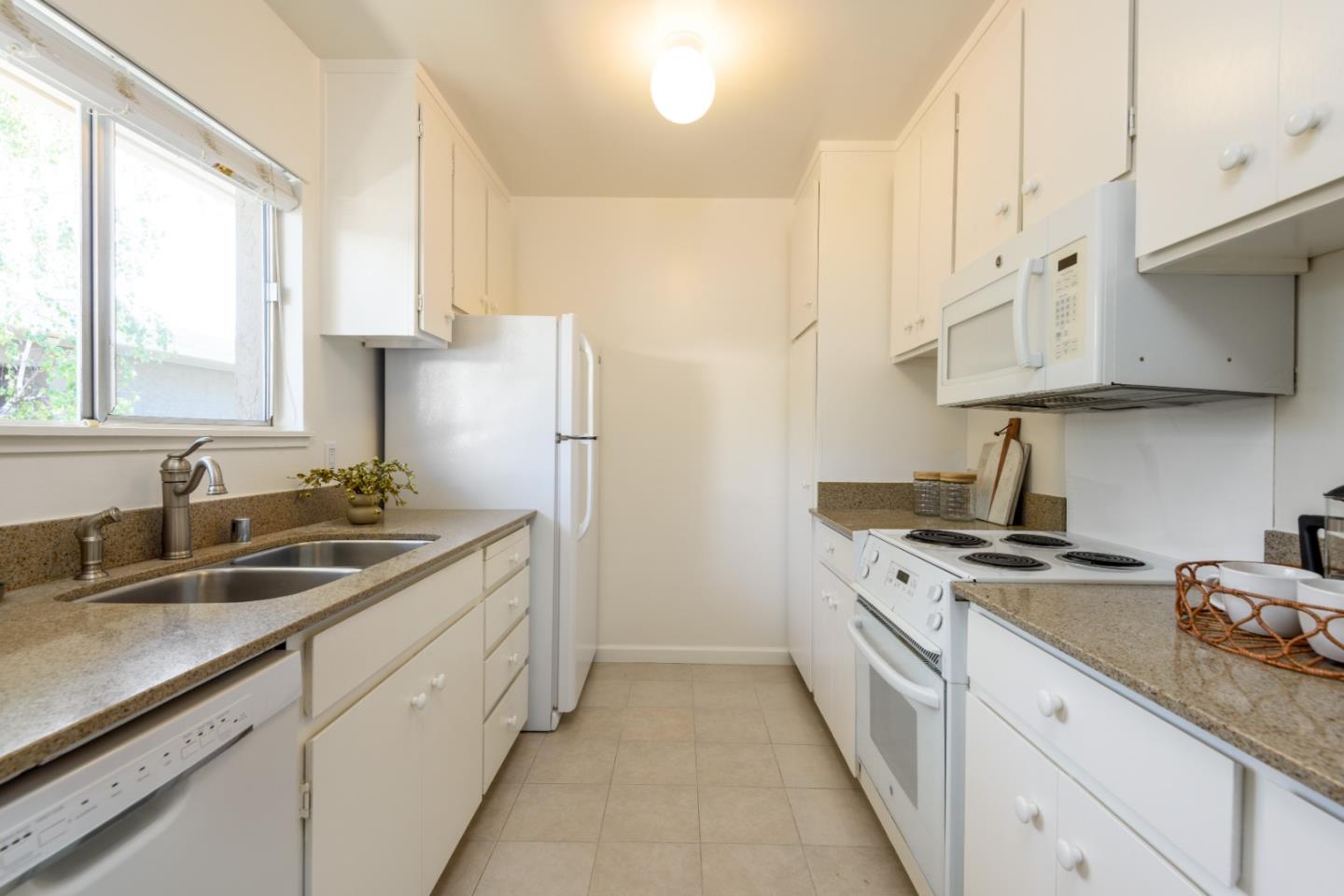 Detail Gallery Image 7 of 20 For 675 Sharon Park Dr #311,  Menlo Park,  CA 94025 - 2 Beds | 2 Baths