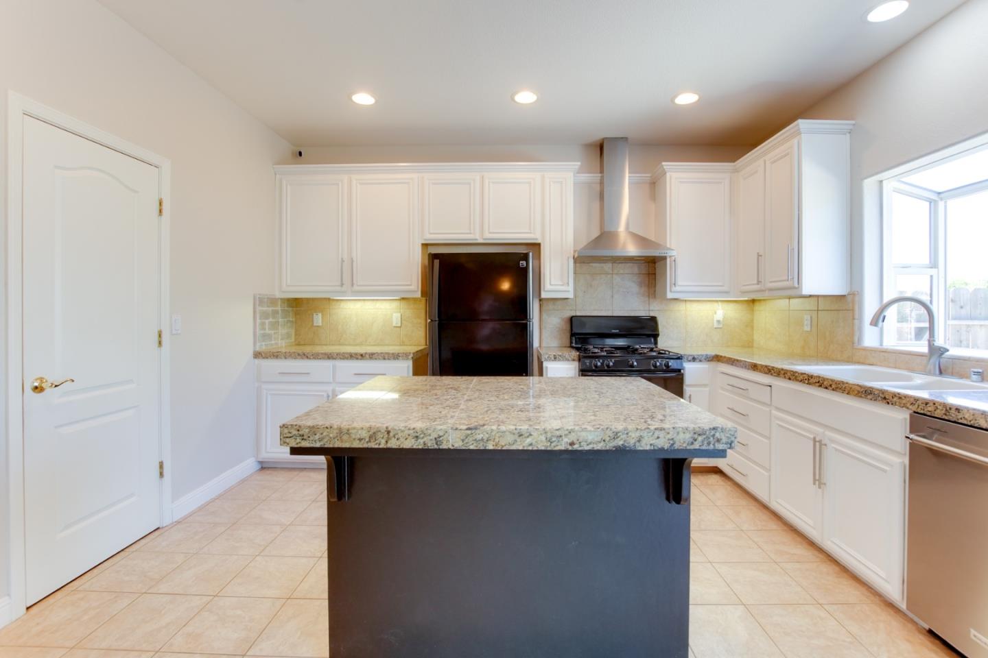 Detail Gallery Image 10 of 34 For 1890 Calistoga Dr, Hollister,  CA 95023 - 4 Beds | 2/1 Baths