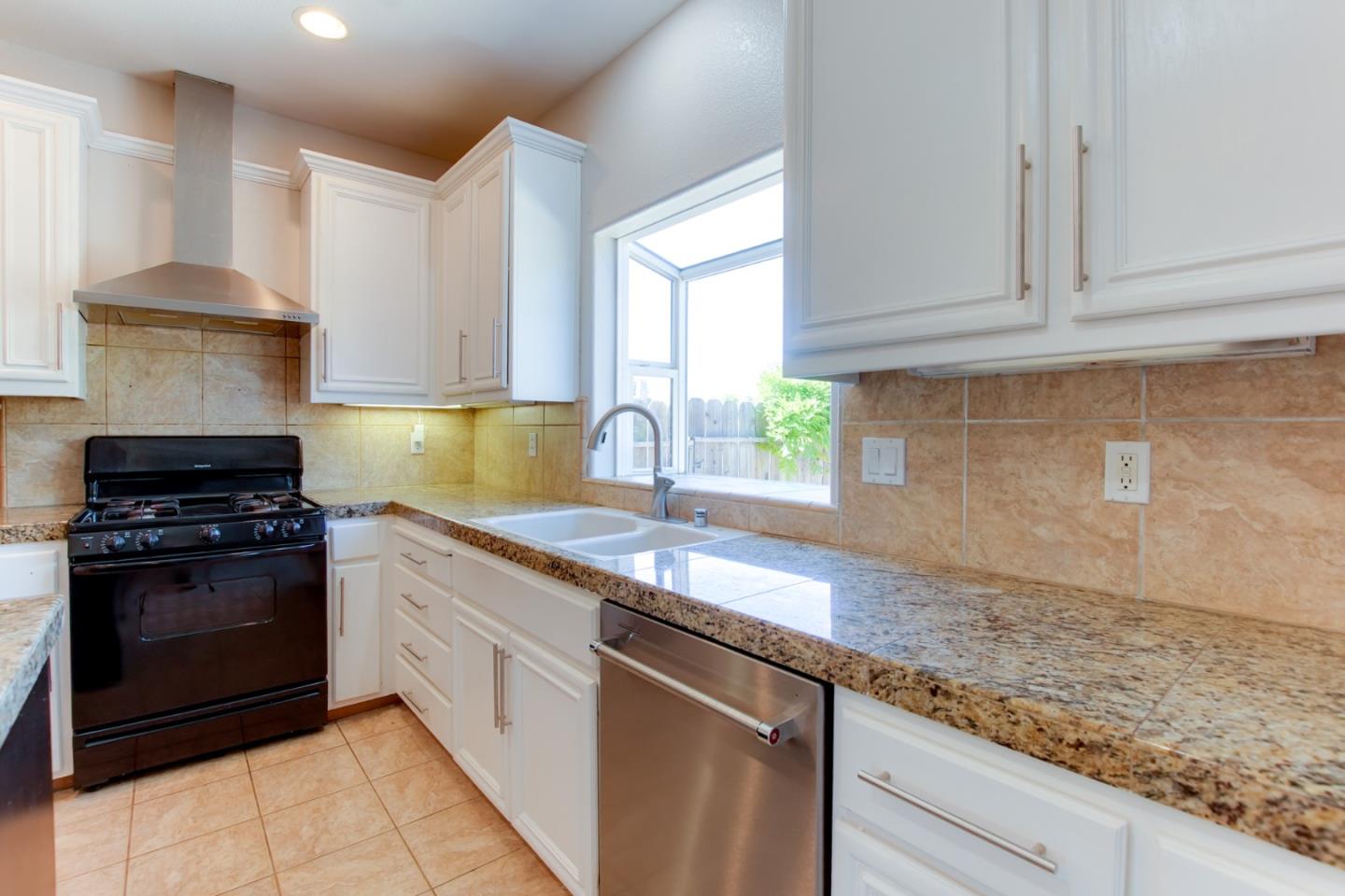 Detail Gallery Image 11 of 34 For 1890 Calistoga Dr, Hollister,  CA 95023 - 4 Beds | 2/1 Baths