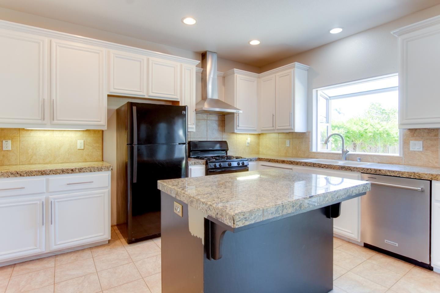 Detail Gallery Image 12 of 34 For 1890 Calistoga Dr, Hollister,  CA 95023 - 4 Beds | 2/1 Baths