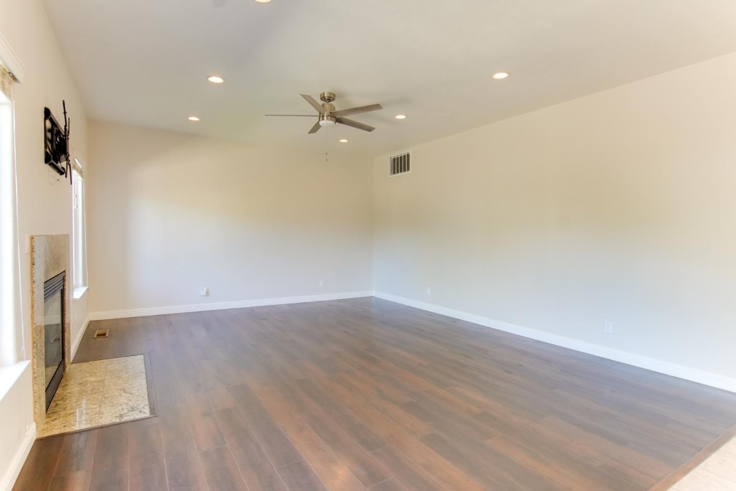 Detail Gallery Image 13 of 34 For 1890 Calistoga Dr, Hollister,  CA 95023 - 4 Beds | 2/1 Baths