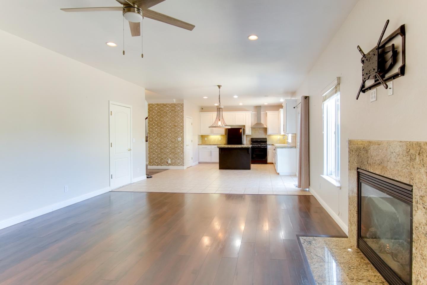 Detail Gallery Image 14 of 34 For 1890 Calistoga Dr, Hollister,  CA 95023 - 4 Beds | 2/1 Baths