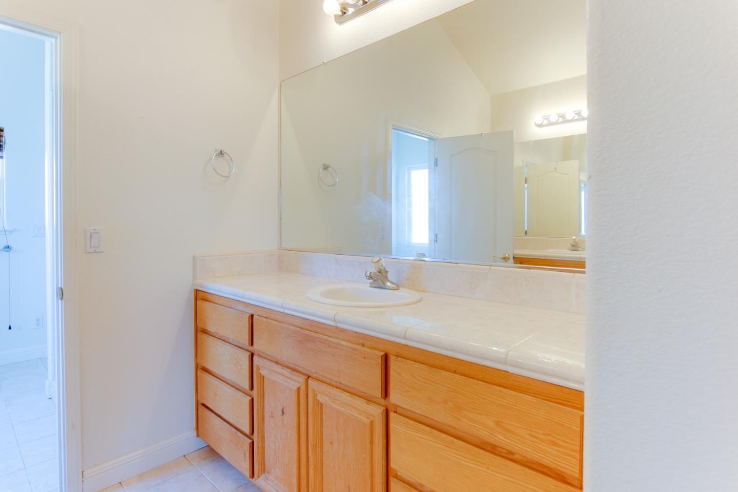 Detail Gallery Image 17 of 34 For 1890 Calistoga Dr, Hollister,  CA 95023 - 4 Beds | 2/1 Baths