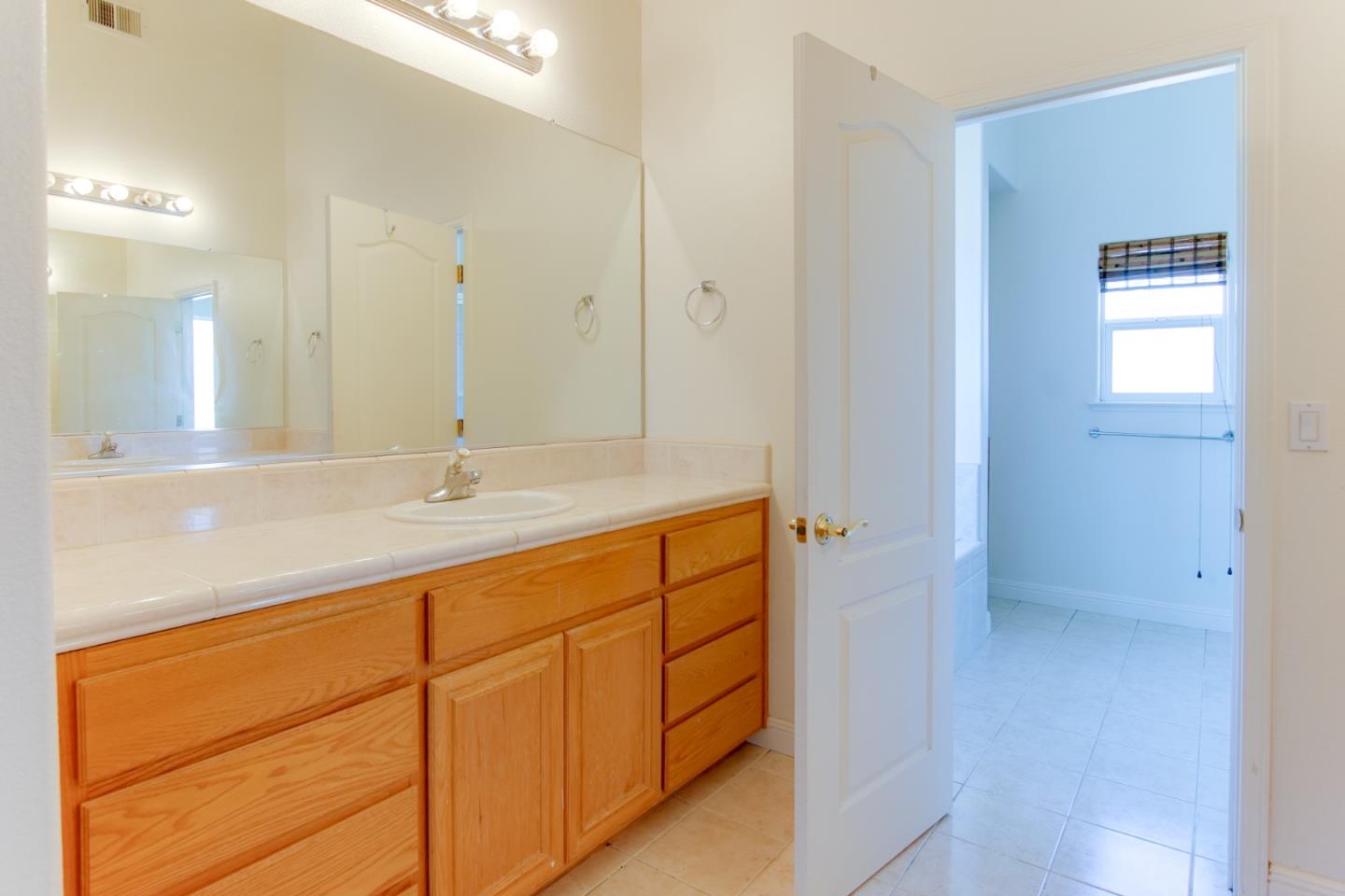 Detail Gallery Image 19 of 34 For 1890 Calistoga Dr, Hollister,  CA 95023 - 4 Beds | 2/1 Baths