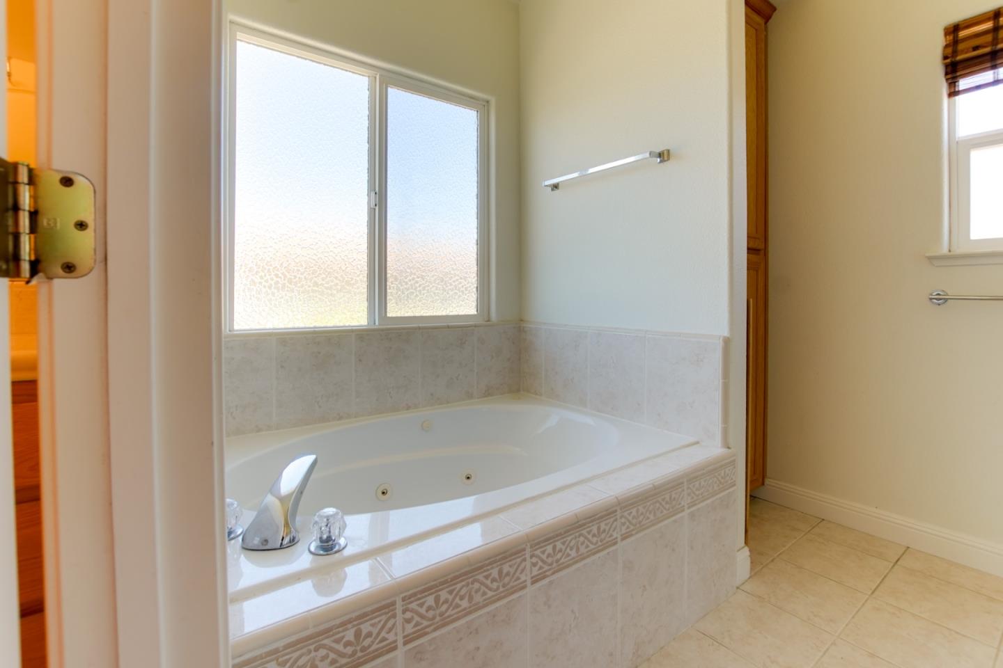Detail Gallery Image 21 of 34 For 1890 Calistoga Dr, Hollister,  CA 95023 - 4 Beds | 2/1 Baths