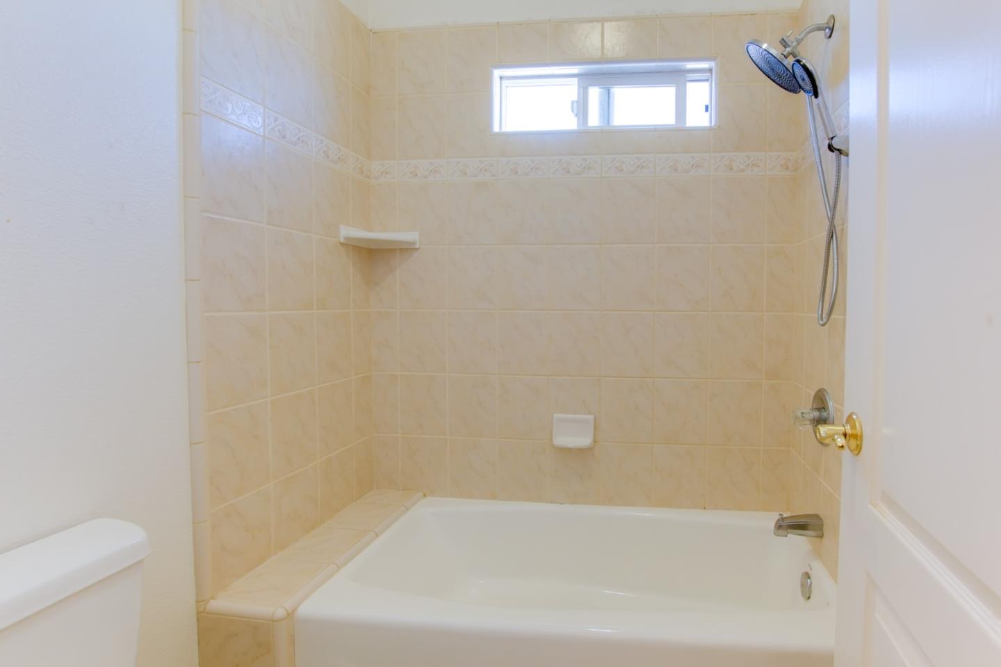 Detail Gallery Image 25 of 34 For 1890 Calistoga Dr, Hollister,  CA 95023 - 4 Beds | 2/1 Baths