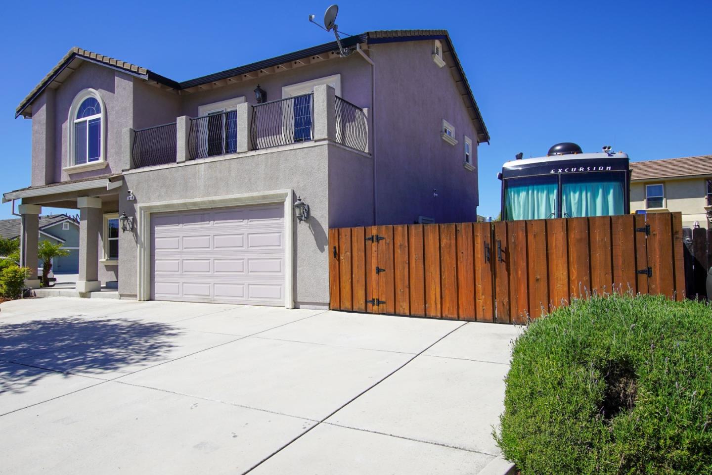 Detail Gallery Image 5 of 34 For 1890 Calistoga Dr, Hollister,  CA 95023 - 4 Beds | 2/1 Baths