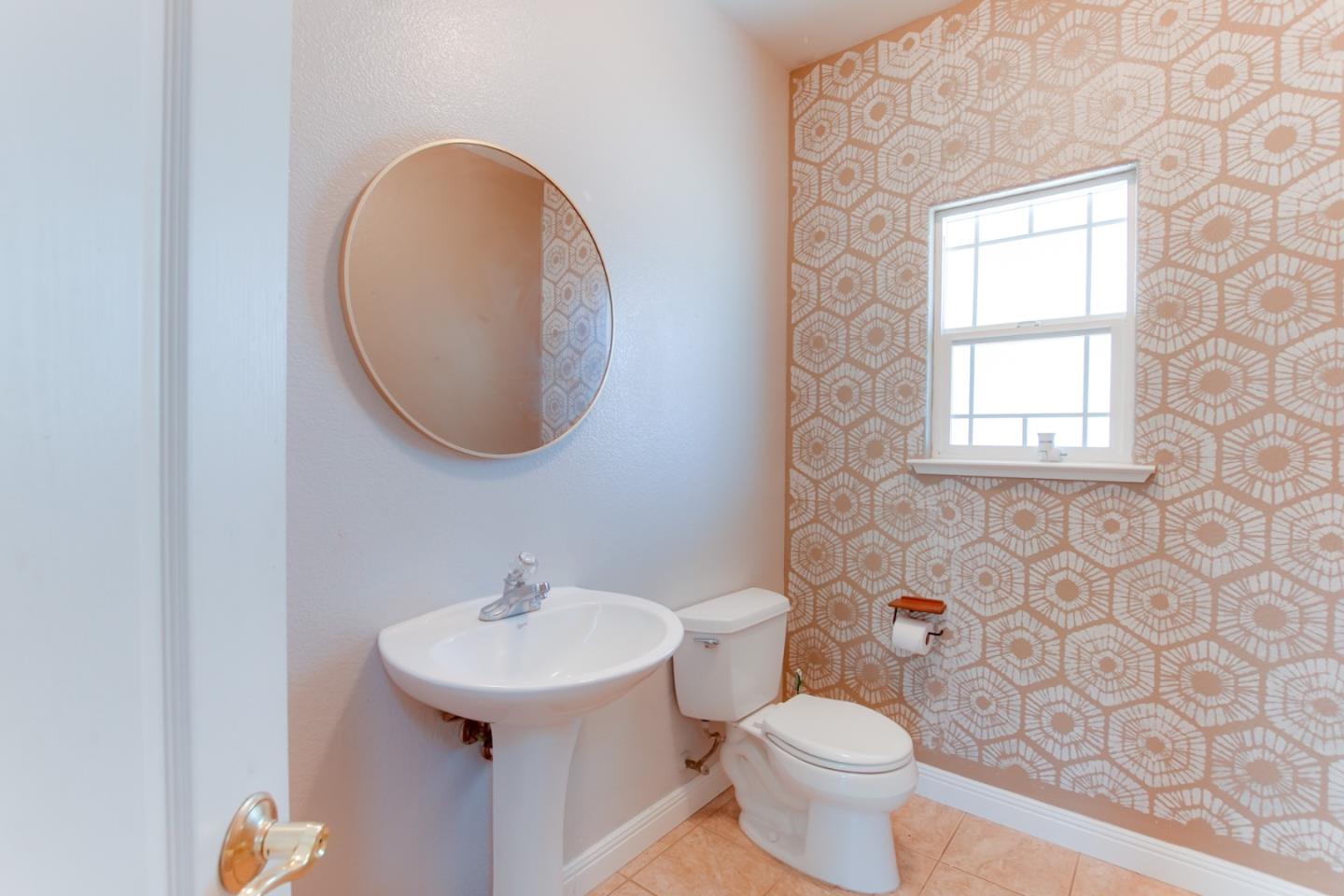 Detail Gallery Image 8 of 34 For 1890 Calistoga Dr, Hollister,  CA 95023 - 4 Beds | 2/1 Baths