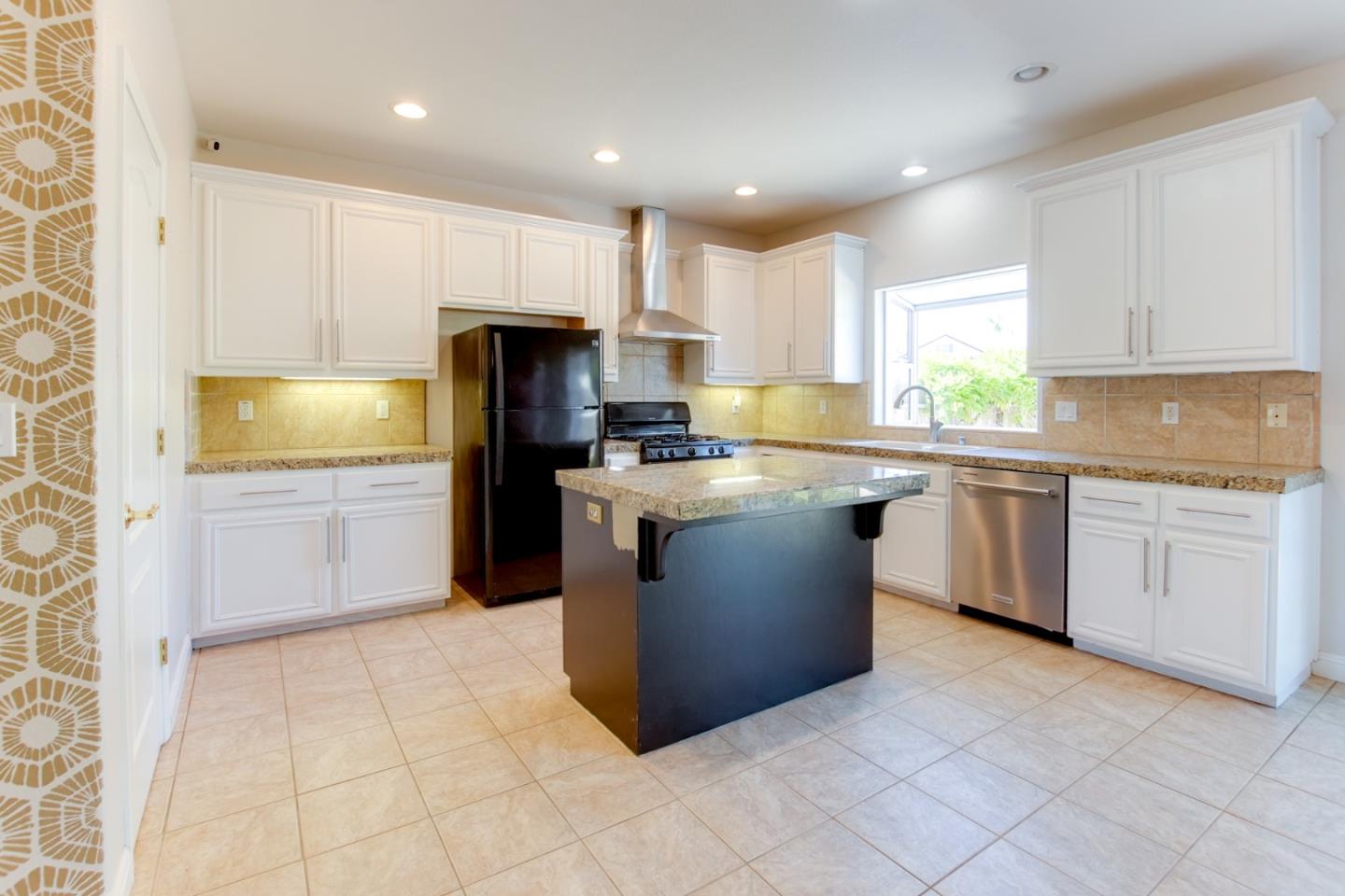 Detail Gallery Image 9 of 34 For 1890 Calistoga Dr, Hollister,  CA 95023 - 4 Beds | 2/1 Baths