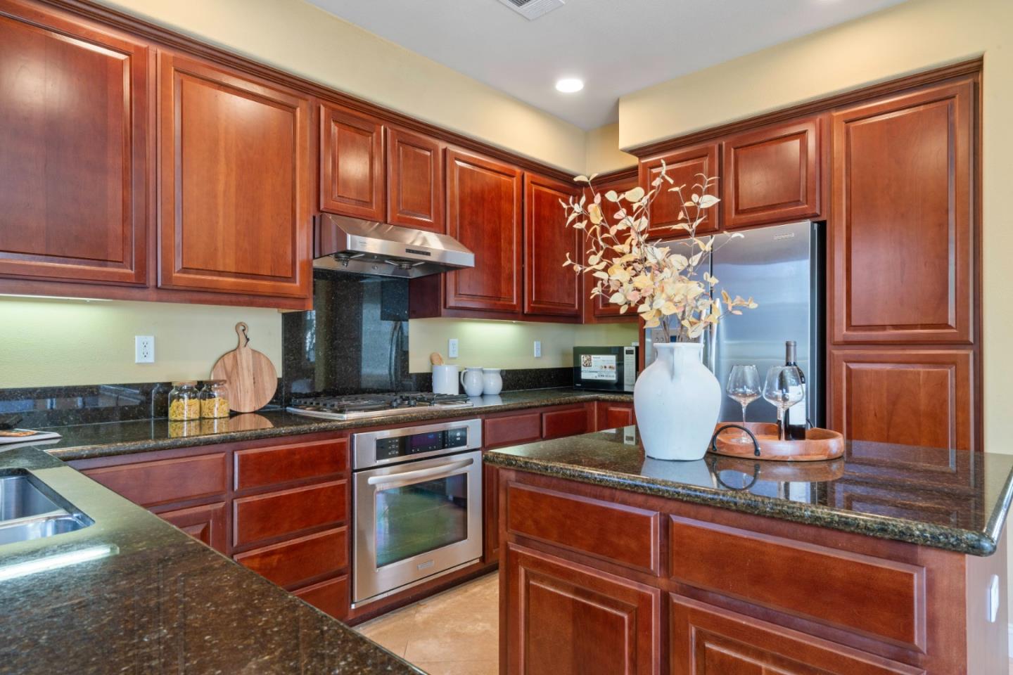 Detail Gallery Image 18 of 47 For 414 Tasman Dr, Sunnyvale,  CA 94089 - 3 Beds | 2/1 Baths