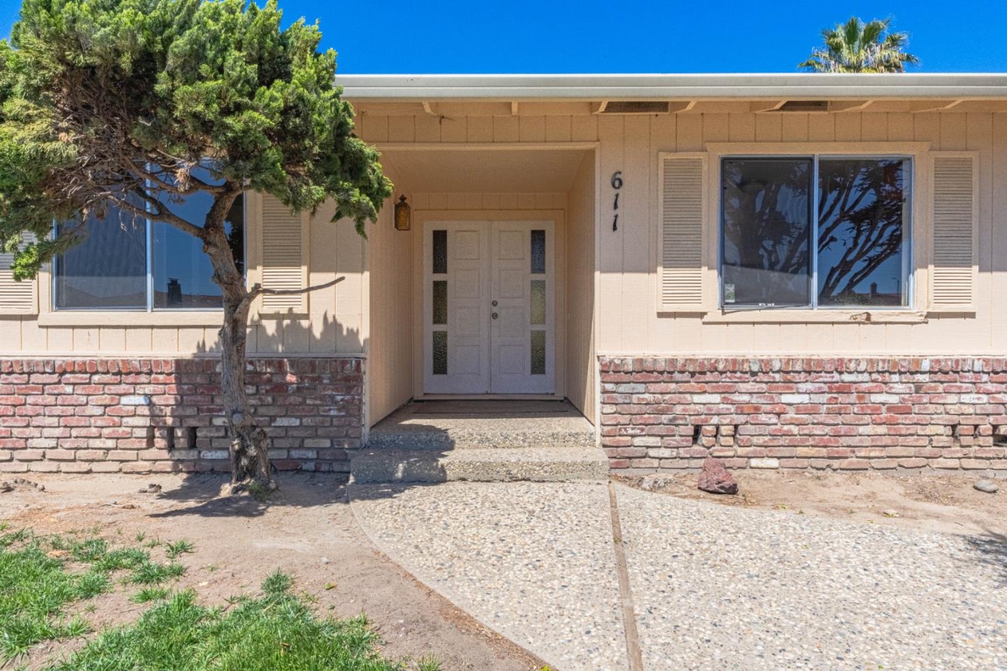 Detail Gallery Image 3 of 37 For 611 Argentine Dr, Salinas,  CA 93905 - 3 Beds | 2 Baths