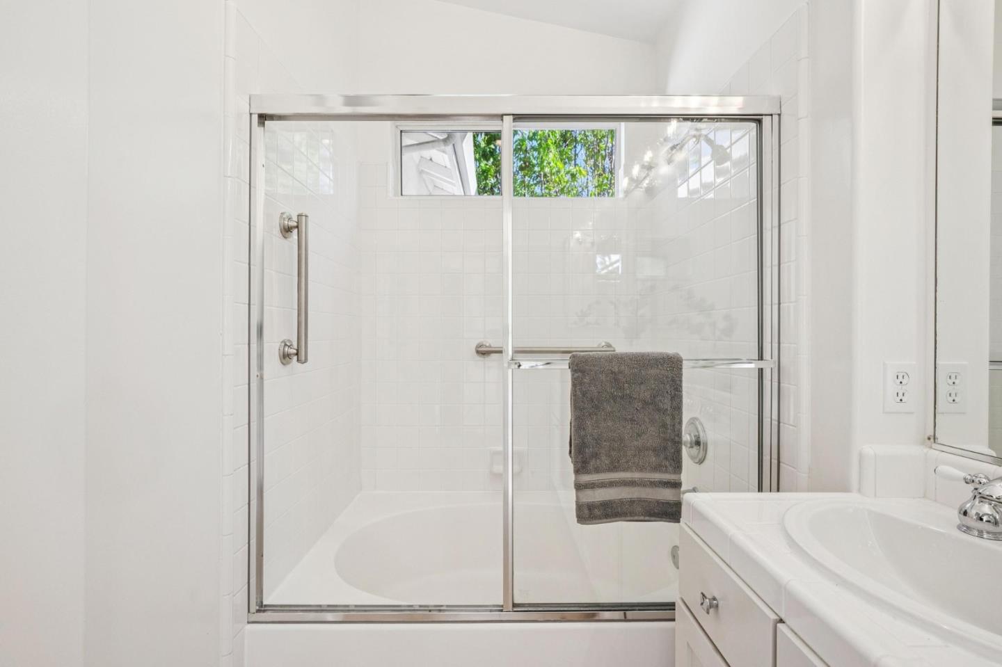 Detail Gallery Image 33 of 53 For 206 Everett Ave, Palo Alto,  CA 94301 - 3 Beds | 2/1 Baths