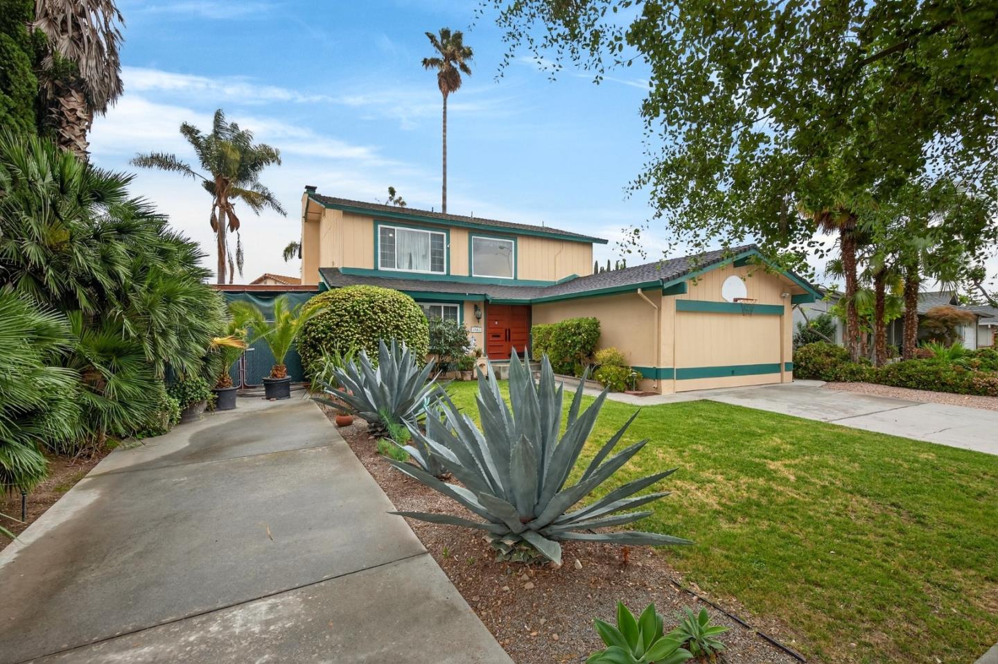 Detail Gallery Image 2 of 34 For 1441 Goldenlake Rd, San Jose,  CA 95131 - 4 Beds | 2/1 Baths