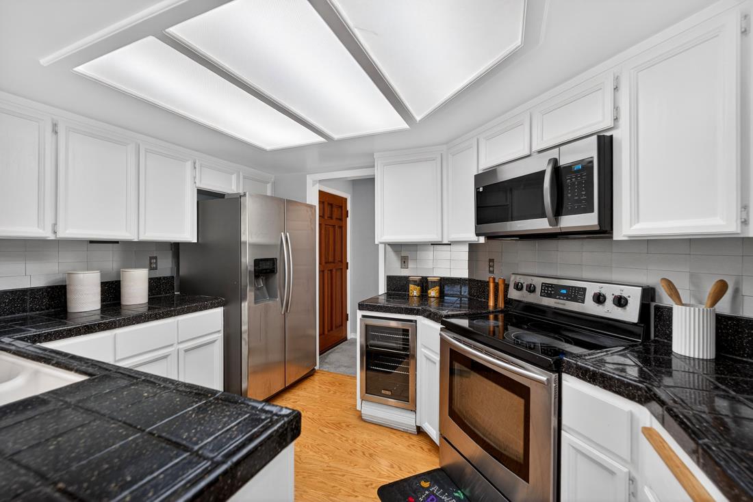 Detail Gallery Image 3 of 25 For 22103 Vista Del Plaza Ln #22,  Hayward,  CA 94541 - 3 Beds | 2 Baths