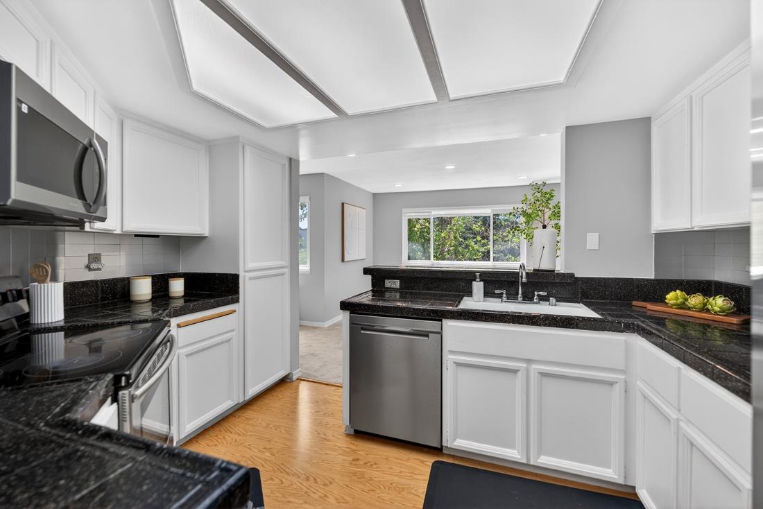 Detail Gallery Image 4 of 25 For 22103 Vista Del Plaza Ln #22,  Hayward,  CA 94541 - 3 Beds | 2 Baths