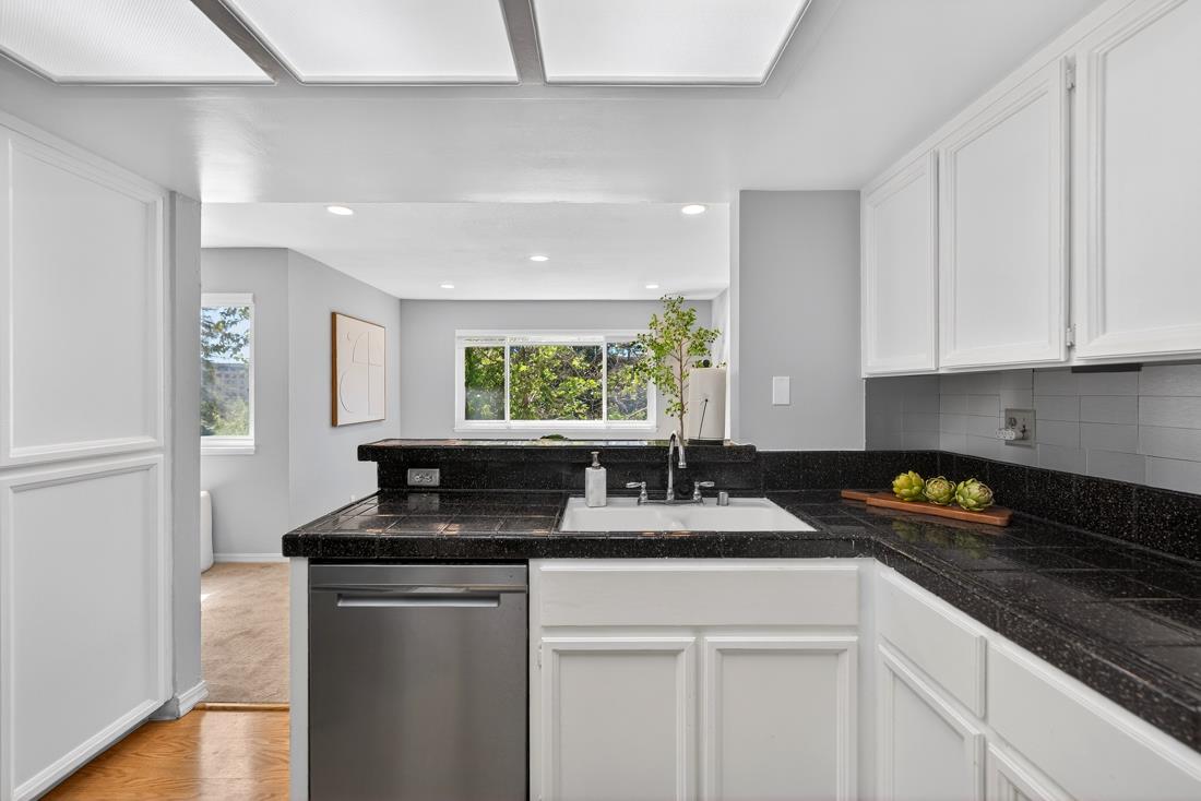 Detail Gallery Image 5 of 25 For 22103 Vista Del Plaza Ln #22,  Hayward,  CA 94541 - 3 Beds | 2 Baths